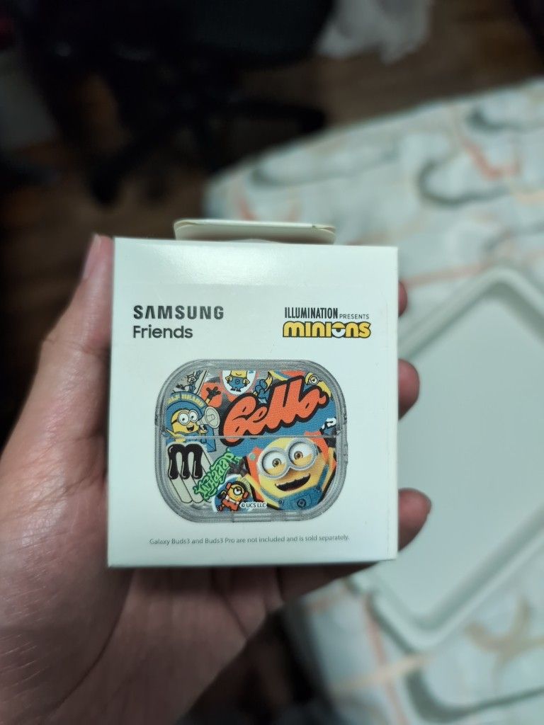 Samsung Friends Illumination Minions Earbuds Case (Category: Earphones) located in Singapore. Submitted by nasigoreng888 (Listing ID 1373744420, Image 1). Description: Hey there! Check out these super cool Samsung Friends Illumination Minions earbuds case! They're brand new and come in their original packaging. The case is decorated with fun Minions graphics, making them a fun accessory. it's only an earbud case!.