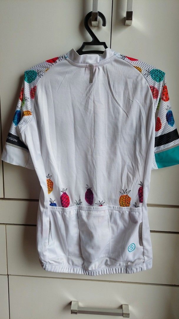 Santic Bike/Cycling Jersey (Category: Activewear) located in Quezon City. Submitted by sarisaribyronah (Listing ID 1373609479, Image 2). Description: no issues. RFS: Size too small.