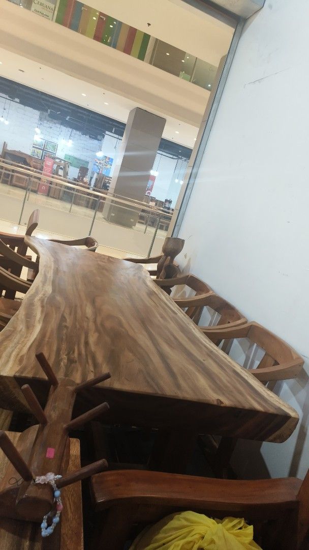 Solid table (Category: Tables & Sets) located in Quezon City. Submitted by thintina (Listing ID 1373728883, Image 2). Description: brandnew 65k may bawas pa.
