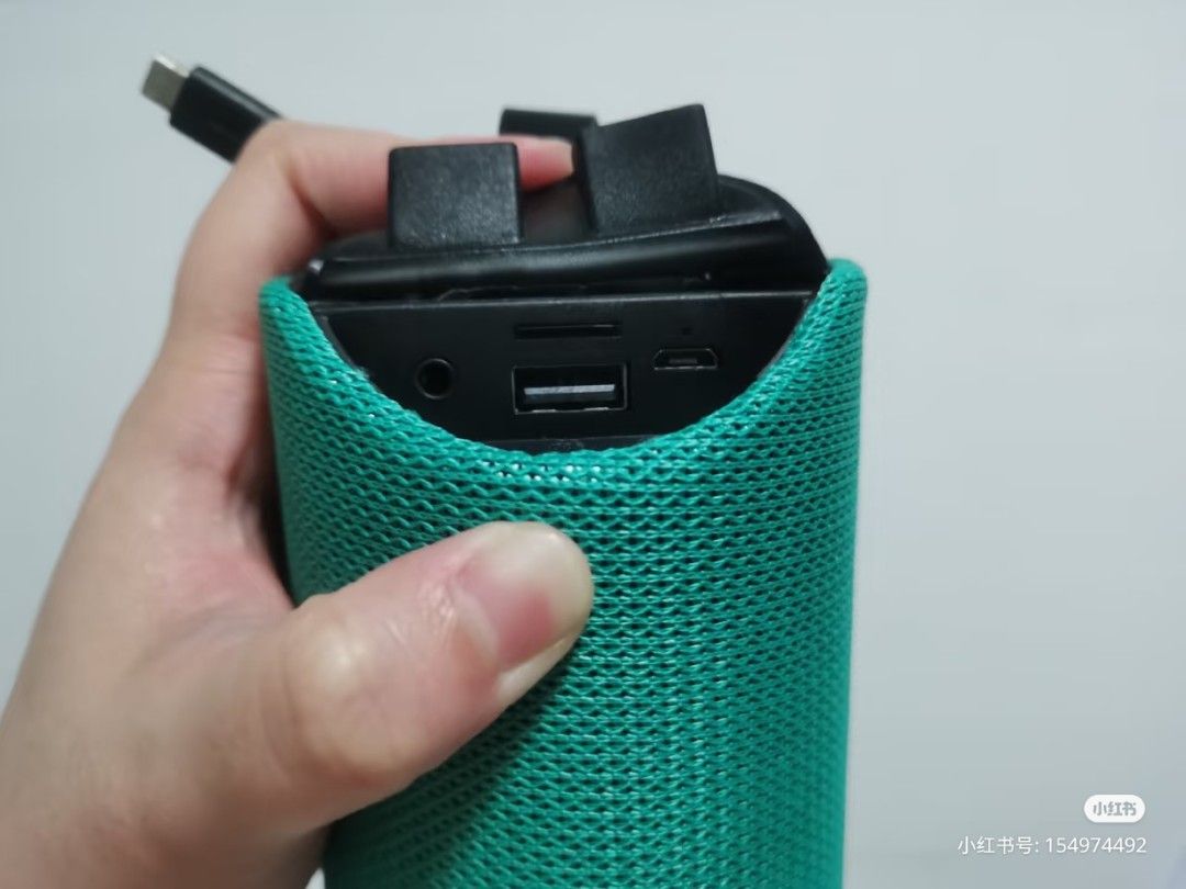 Bluetooth Speaker (Category: Portable Music Players) located in Singapore. Submitted by erleyana00 (Listing ID 1373665288, Image 2). Description: Bluetooth speaker ✅ Condition looks like new, only used 1-2times ✅ Comes with cable & box.