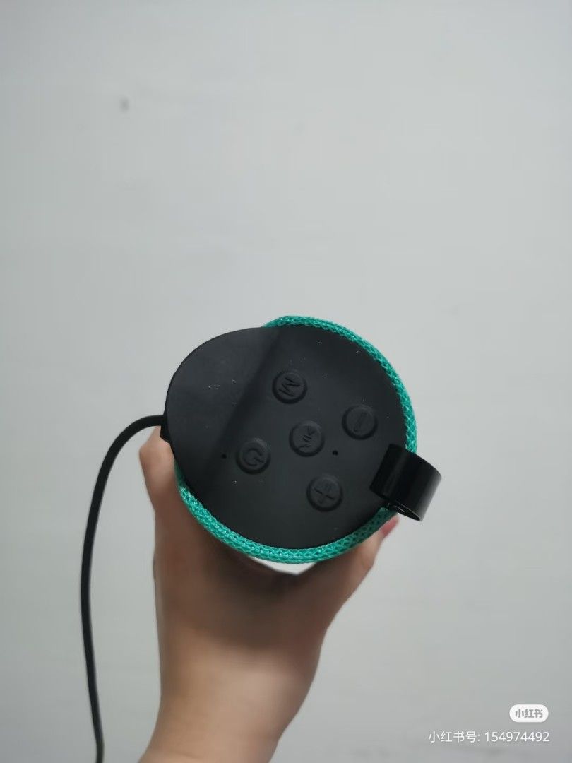 Bluetooth Speaker (Category: Portable Music Players) located in Singapore. Submitted by erleyana00 (Listing ID 1373665288, Image 3). Description: Bluetooth speaker ✅ Condition looks like new, only used 1-2times ✅ Comes with cable & box.