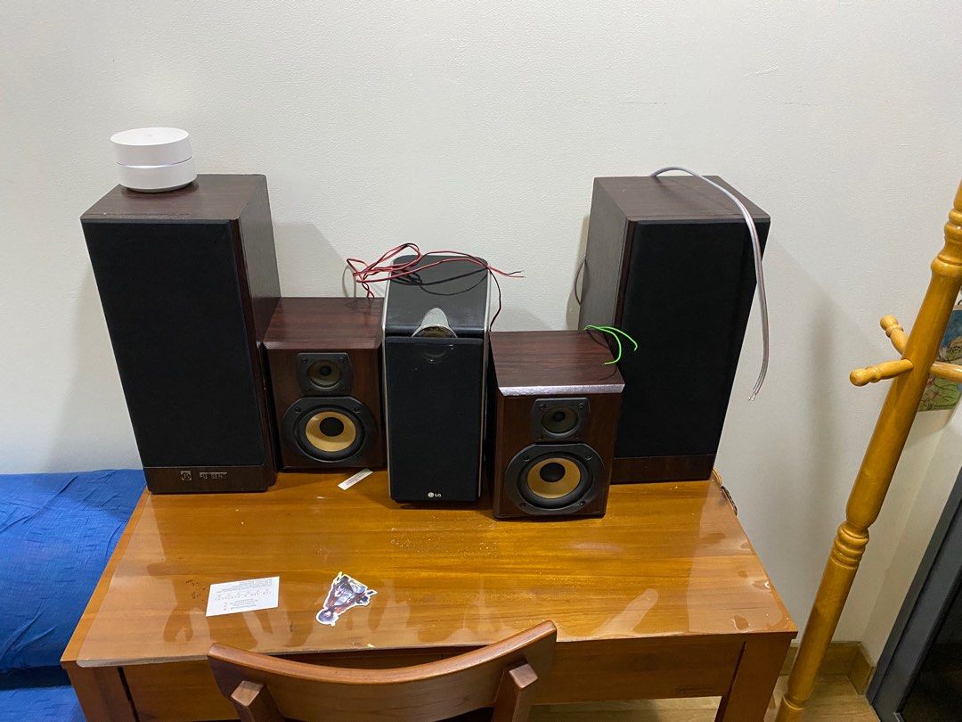 Speakers (Category: Soundbars, Speakers & Amplifiers) located in Singapore. Submitted by alakayy752 (Listing ID 1373732571, Image 1). Description: any 2 for 25.