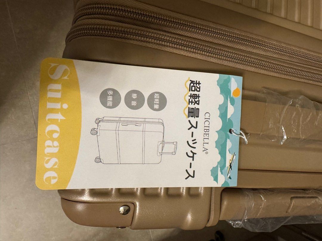 Suitcase （分類：旅遊 - 旅行必需品及用品）位於 Hong Kong。 由 manchester2026 提交（商品編號 1373711721，圖片 3）。簡介： Cicibella超輕24吋行李箱 用了一次。