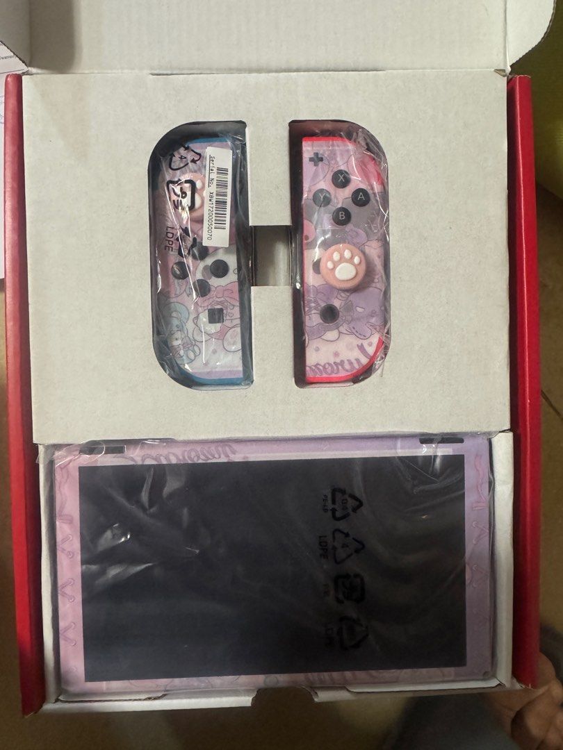 Switch oled （分類：Nintendo 任天堂）位於 Hong Kong。 由 shingotsang 提交（商品編號 1373739567，圖片 2）。簡介： 99新 重有保養 已黐防藍光保護貼 機身卡通保護膜 全套齊 有硬盒保護套跟。