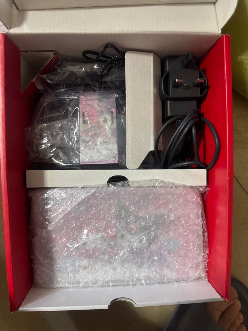 Switch oled （分類：Nintendo 任天堂）位於 Hong Kong。 由 shingotsang 提交（商品編號 1373739567，圖片 3）。簡介： 99新 重有保養 已黐防藍光保護貼 機身卡通保護膜 全套齊 有硬盒保護套跟。