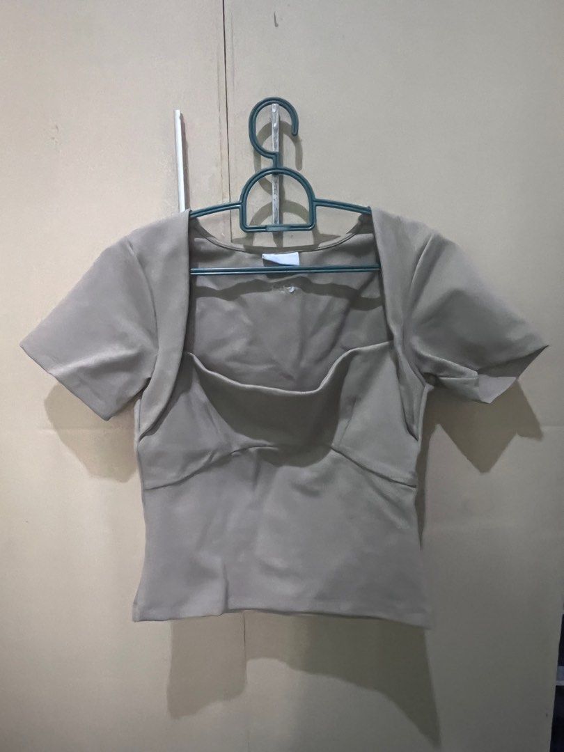 Tapies: Sculpted Scoopneck (Category: Blouses) located in San Mateo. Submitted by petitecherry21 (Listing ID 1373599697, Image 3). Description: Never been worn No pic when worn.
