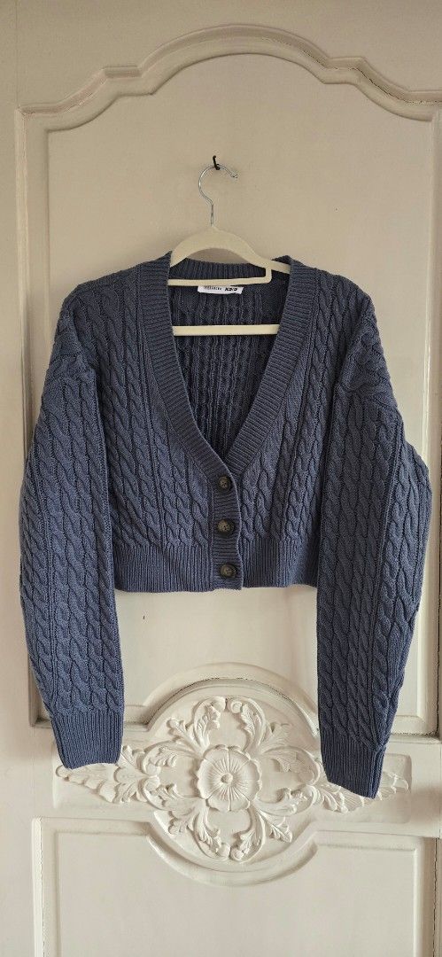 Terranova cropped knit sweater (Category: Coats, Jackets and Outerwear) located in Cainta. Submitted by mayiaba (Listing ID 1373708100, Image 1). Description: Terranova Cropped knit sweater 499+Shipping (LastPricePosted) Payviamaya/ gcash/bdo Deliverviagrab/lalamove(anyday)orjnt(weekends only) loc.Cainta.