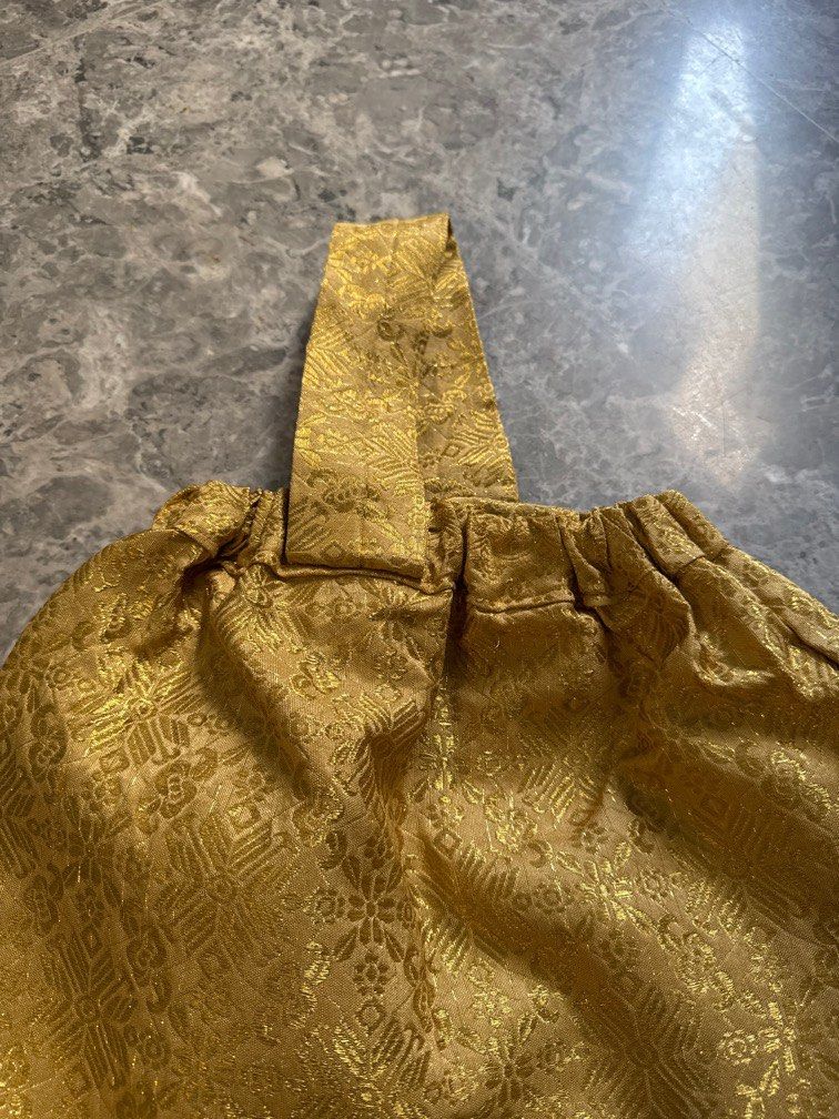 Thai costume for kids (Category: Babies & Kids Fashion) located in Singapore. Submitted by baborosti (Listing ID 1373657856, Image 2). Description: Shoulder length 33cm Sleeve length 36cm Vertical length from shoulder to bottom of shirt 45 cm Waist to bottom of pants 62cm.