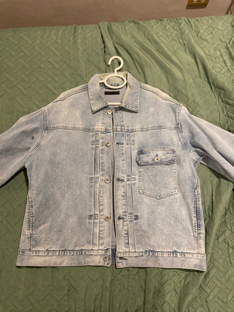 Uniqlo Vintage Type 1 Denim Jacket (Category: Coats, Jackets and Outerwear) located in Muntinlupa City. Submitted by dheclutters (Listing ID 1373742711, Image 1). Description: Vintage Style Type 1 Denim Jacket by Uniqlo Fits XL with Slight Crop and relaxed fit.