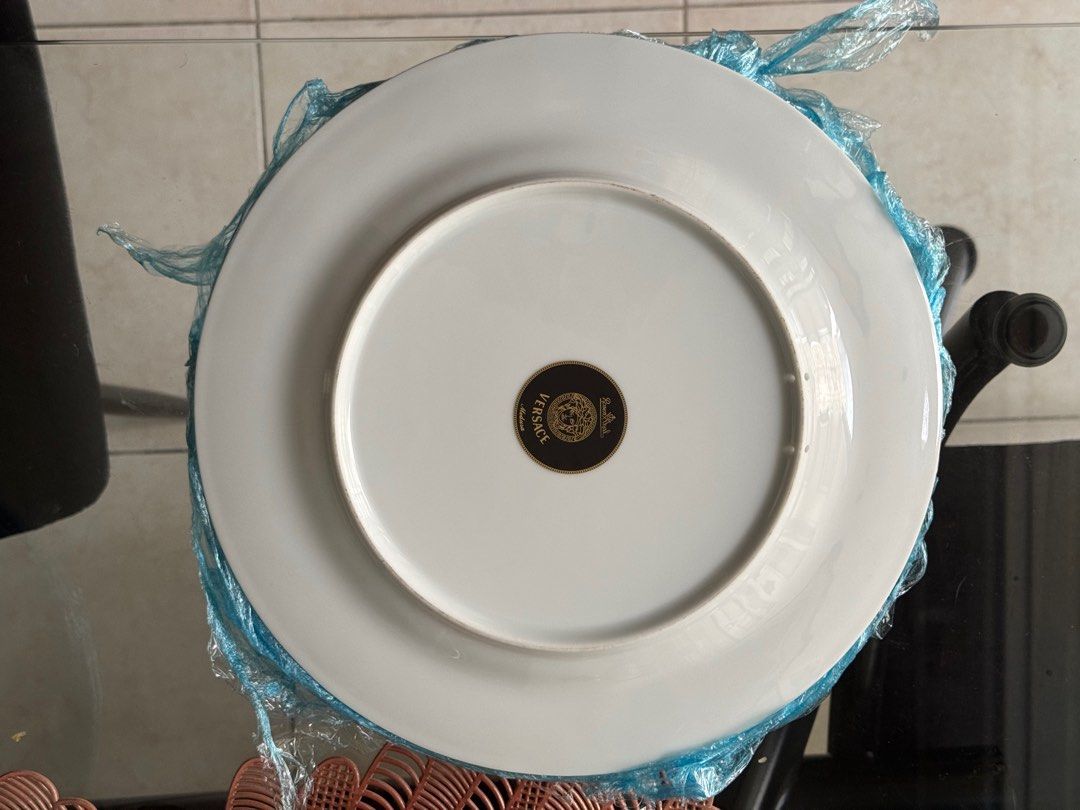 Versace Medusa Red - 4 plates (Kategori: Pajangan Antik) berada di Bekasi. Dikirim oleh curatedgoods. (ID iklan 1373642284, Gambar 2). Deskripsi: Versace Medusa Red Ready 4pcs Package Price for 4 pieces = IDR 10 Mio Price / Pieces = IDR 2.650.000.
