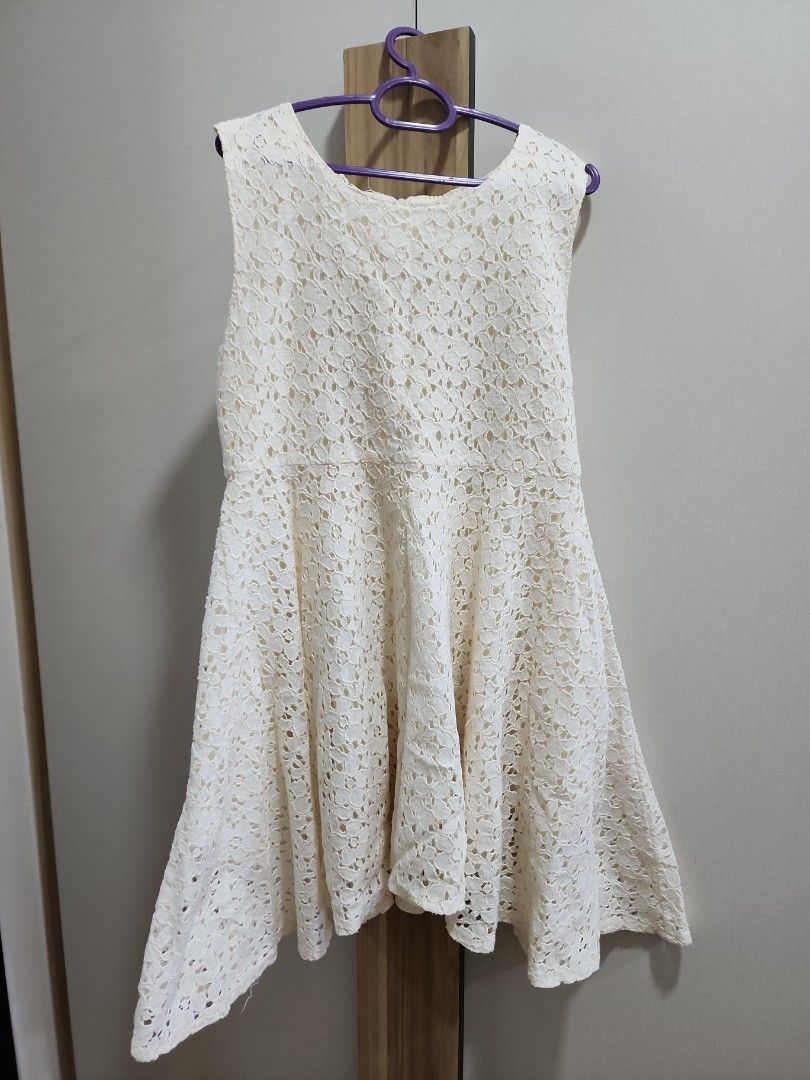 White Dress (Category: Babies & Kids Fashion) located in Singapore. Submitted by j-dpose (Listing ID 1373674417, Image 1). Description: length 62cm.