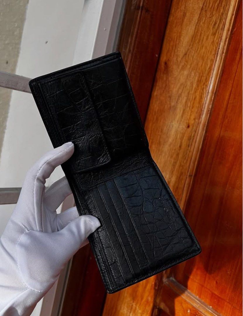 YSL CROC BIFOLD WALLET (Category: Luxury Bags & Wallets) located in Santa Ana. Submitted by astonandariana (Listing ID 1373575398, Image 2). Description: .