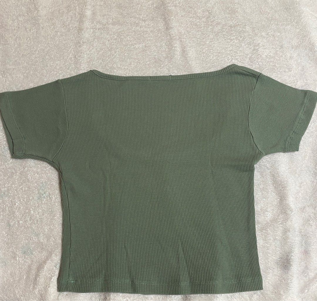 Zara Army Green Square Neck Cropped Top (Category: Shirts) located in Meycauayan. Submitted by _jodieeee (Listing ID 1373593739, Image 2). Description: Used once :) Fits XS to M. (Stretchy) Please see photos for the dimes.
