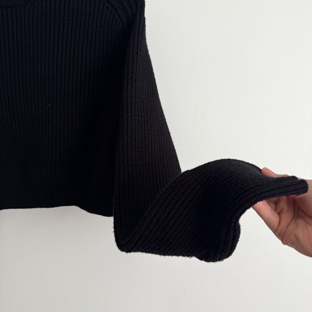 Zara Cropped Knitted Sweater (Category: Coats, Jackets and Outerwear) located in Muntinlupa City. Submitted by capri___sun (Listing ID 1373661779, Image 3). Description: Barely used; bought at around 2k at Zara..