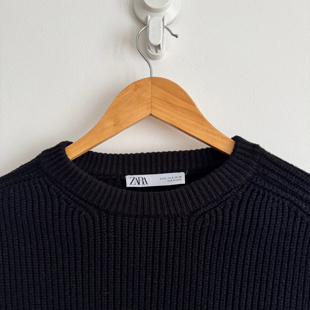 Zara Cropped Knitted Sweater (Category: Coats, Jackets and Outerwear) located in Muntinlupa City. Submitted by capri___sun (Listing ID 1373661779, Image 2). Description: Barely used; bought at around 2k at Zara..