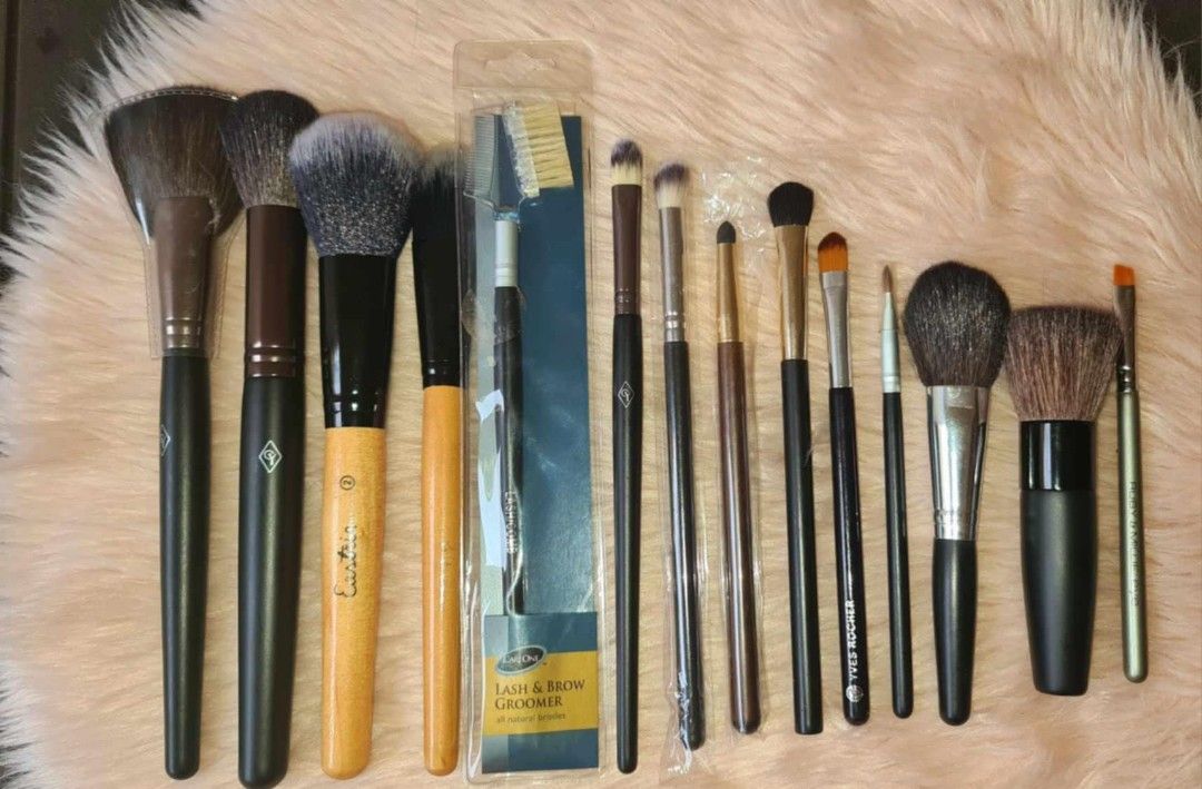 13 pcs Make Up Brush Set (Category: Makeup) located in Quezon City. Submitted by floreskari78555 (Listing ID 1373886205, Image 1). Description: 13pcs Make Up Brush Set✨️ 300php‼️ Complete set Soft bristles ✅️ Synthetic but soft✅️ Wooden handle ✅️ High quality ✅️ Available for same day delivery, LBC and J&T Cod /Gcash.