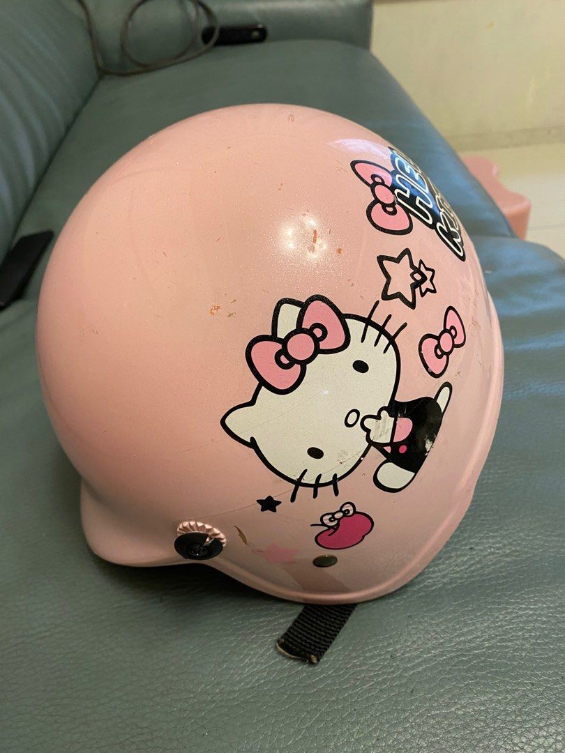 由 fang19900104 (刊登 ID 1373890064，圖片 2) 提交，位於 桃園市 (Taoyuan) 的 Hello Kitty機車安全帽 (類別：其他外出用品)，說明：4-8歲，前面鏡片已經破了，需要重新買個鏡片。。