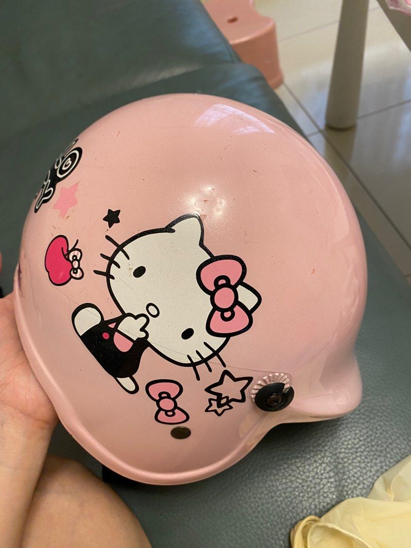 由 fang19900104 (刊登 ID 1373890064，圖片 1) 提交，位於 桃園市 (Taoyuan) 的 Hello Kitty機車安全帽 (類別：其他外出用品)，說明：4-8歲，前面鏡片已經破了，需要重新買個鏡片。。