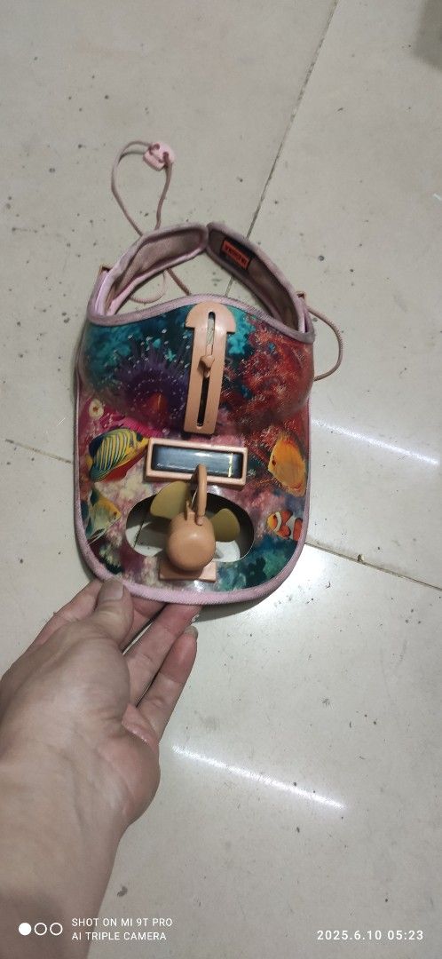 由 lkkk567 (刊登 ID 1373953261，圖片 1) 提交，位於 台中市 (Taichung) 的 太陽能風扇，墨鏡，兒童，風扇故障 (類別：嬰兒及兒童流行時尚)，說明：太陽能風扇，墨鏡，兒童，風扇故障， 東西如圖，是久放沒用髒髒的，不是使用髒，塑膠風扇葉片斷一支，不確定風扇功能，墨鏡可上下收放， 買東西免費索取告知。