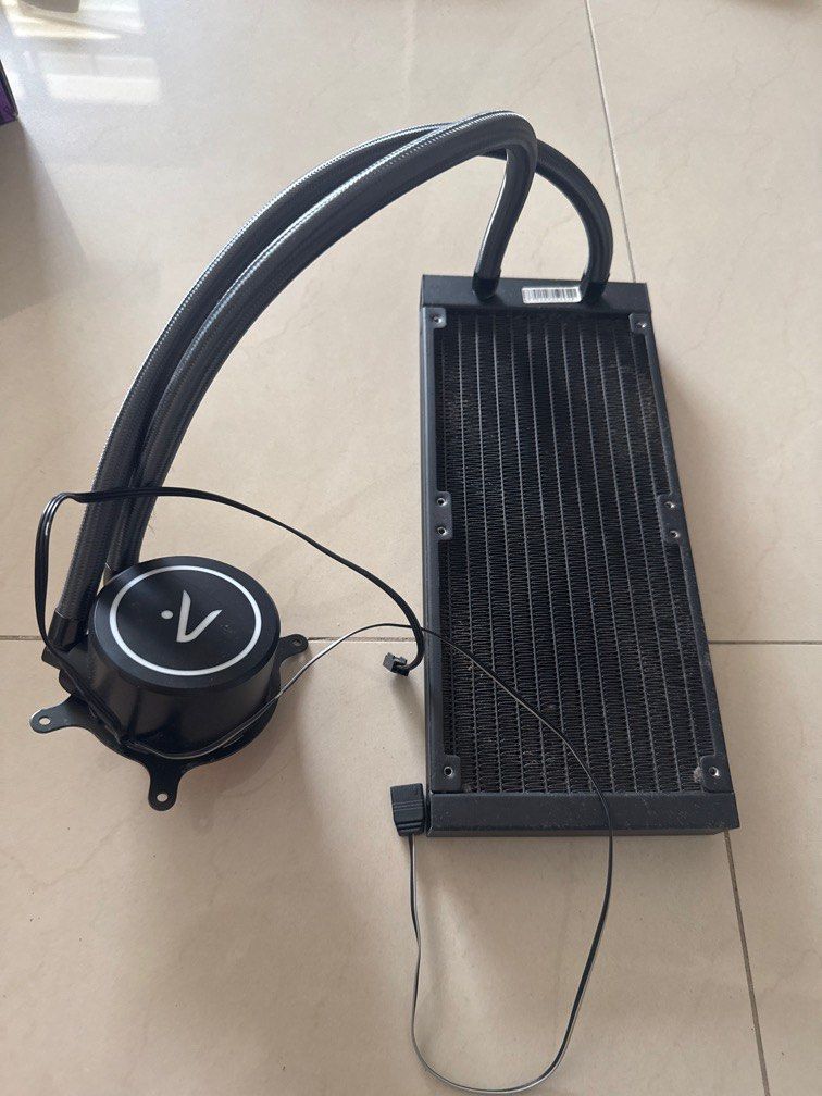 AIO cooler (Category: Computer Parts) located in Singapore. Submitted by leafystar (Listing ID 1373797607, Image 1). Description: Used for a year before I swapped out for a white build. No issue and works well..