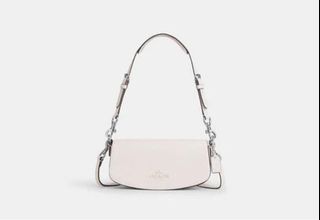 (Category: ) located in . Submitted by wardrobeflea1 (Listing ID 1373851988, Image 1). Description: .