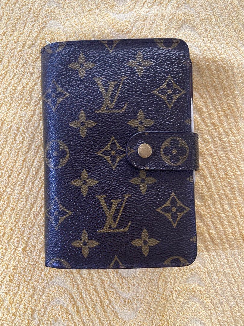 Authentic Louis Vuitton Monogram Porte Papier Zippe Bifold Wallet (Category: Luxury Bags & Wallets) located in Bulacan. Submitted by paocris16 (Listing ID 1373829248, Image 1). Description: Very Good Vintage Condition Please see last photo for the issue Over all maganda at makinis pa...