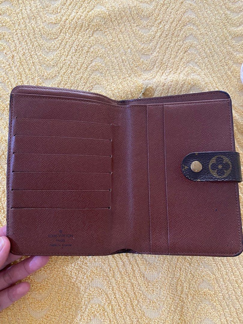 Authentic Louis Vuitton Monogram Porte Papier Zippe Bifold Wallet (Category: Luxury Bags & Wallets) located in Bulacan. Submitted by paocris16 (Listing ID 1373829248, Image 3). Description: Very Good Vintage Condition Please see last photo for the issue Over all maganda at makinis pa...