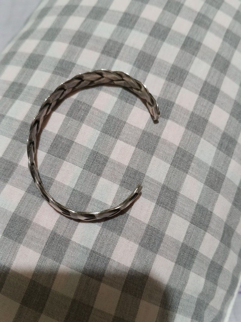 Bangle (Category: Bracelets) located in Paranaque City. Submitted by allyouout (Listing ID 1373949245, Image 3). Description: silver bangle. unisex.