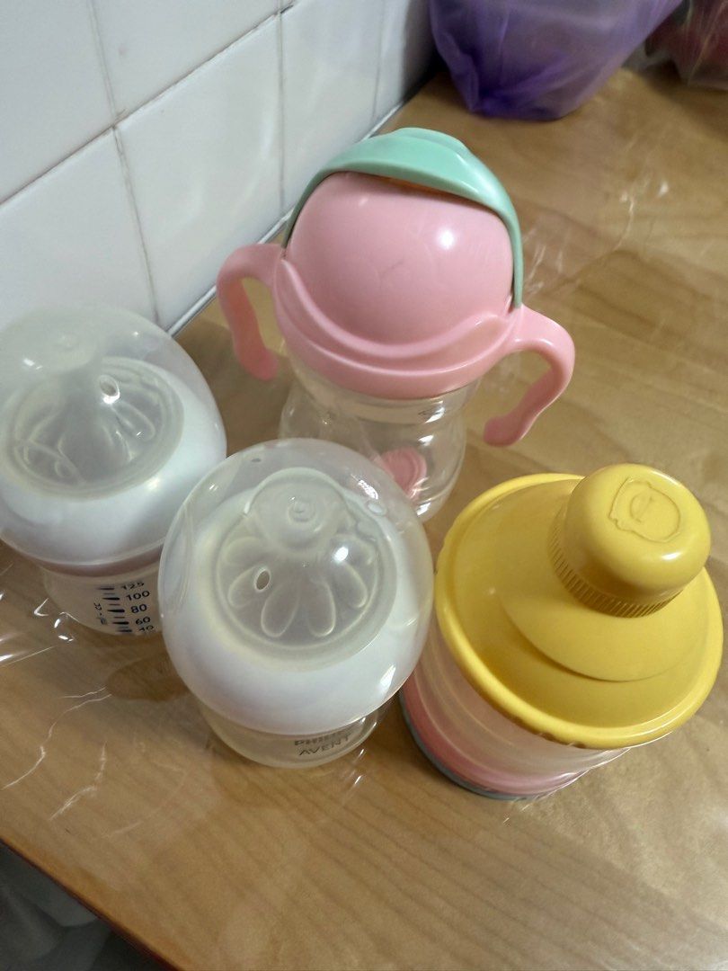 Bottles (Category: Breastfeeding & Bottle Feeding) located in Singapore. Submitted by c.eil (Listing ID 1373844652, Image 1). Description: Used - to give away.