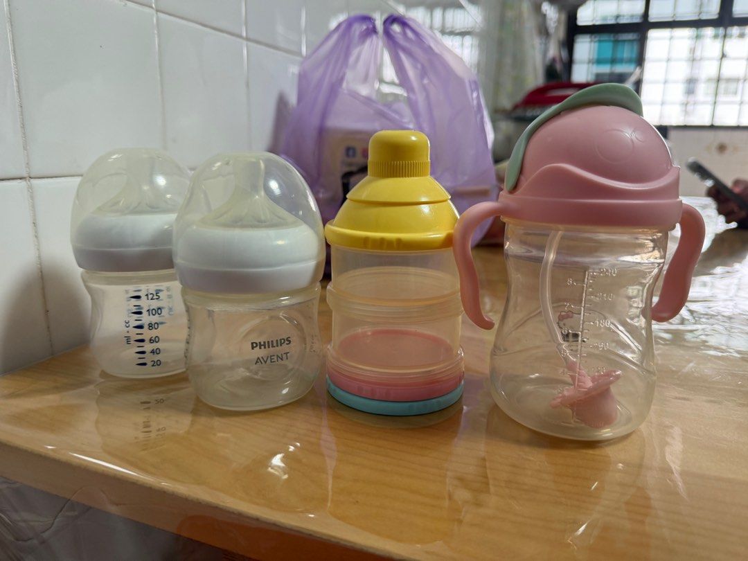 Bottles (Category: Breastfeeding & Bottle Feeding) located in Singapore. Submitted by c.eil (Listing ID 1373844652, Image 2). Description: Used - to give away.