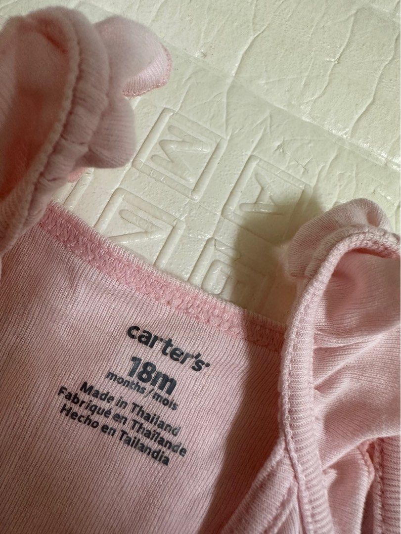 由 yangizi88 (刊登 ID 1373785666，圖片 2) 提交，位於 台北市 (Taipei) 的 嬰幼兒Carter’s卡特女童女寶寶短袖/細肩二手涼感夏季包屁衣18M (類別：嬰兒及兒童流行時尚)，說明：嬰幼兒Carter’s粉色無袖包屁衣18M。