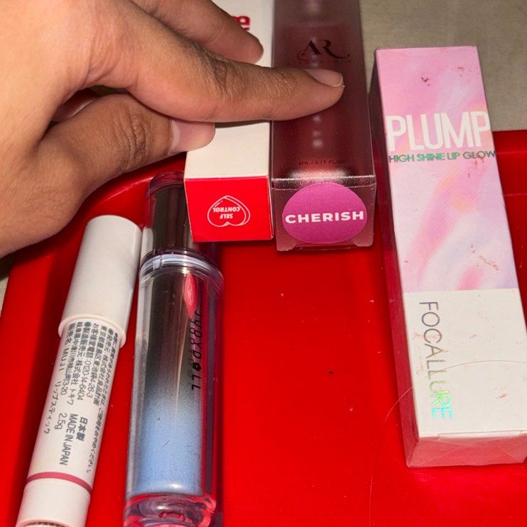 CHEAP stuff (Category: Makeup) located in Singapore. Submitted by allysson_ (Listing ID 1373881817, Image 2). Description: Lip product going from $5-$9.