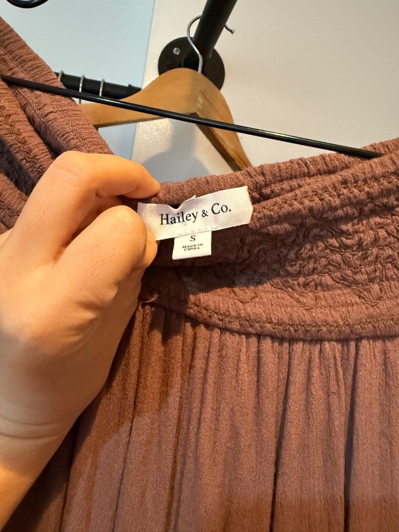 Cute Brown Off Shoulder dress (Category: Dresses) located in Makati City. Submitted by jcaf22 (Listing ID 1373913520, Image 2). Description: .