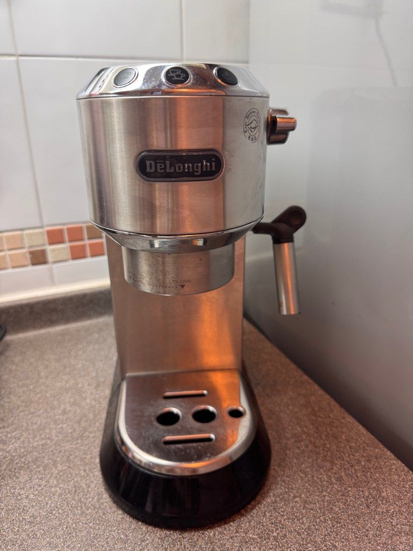 DeLonghi Espresso Coffee machine （分類：咖啡機及咖啡壺）位於 Hong Kong。 由 kczennie 提交（商品編號 1373863708，圖片 2）。簡介： Delonghi pump espresso coffee machine 。