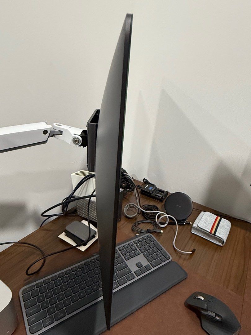 iMac Pro 2017 (3.2 GHz 8-Core Intel Xeon (Category: Desktops) located in Singapore. Submitted by chagrin (Listing ID 1373806311, Image 3). Description: Space Gray iMac Pro 27 inch (2017) with Retina 5K Display Processor Processor: 3.2 GHz 8-Core Intel Xeon W Turbo Boost up to 4.2 Ghz (19MB cache) Graphics: Radeon Pro Vega 56 8GB Memory Memory: 32GB 2666 MHz DDR4 Storage Storage: 1TB SSD Network: Supports up to 10gb Ethernet using RJ-45 connector 