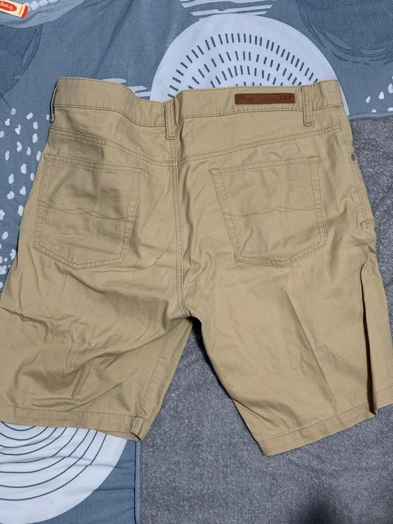 Khaki Chino Shorts (Bench) (Category: Shorts) located in Quezon City. Submitted by chi_declutters (Listing ID 1373835923, Image 2). Description: .