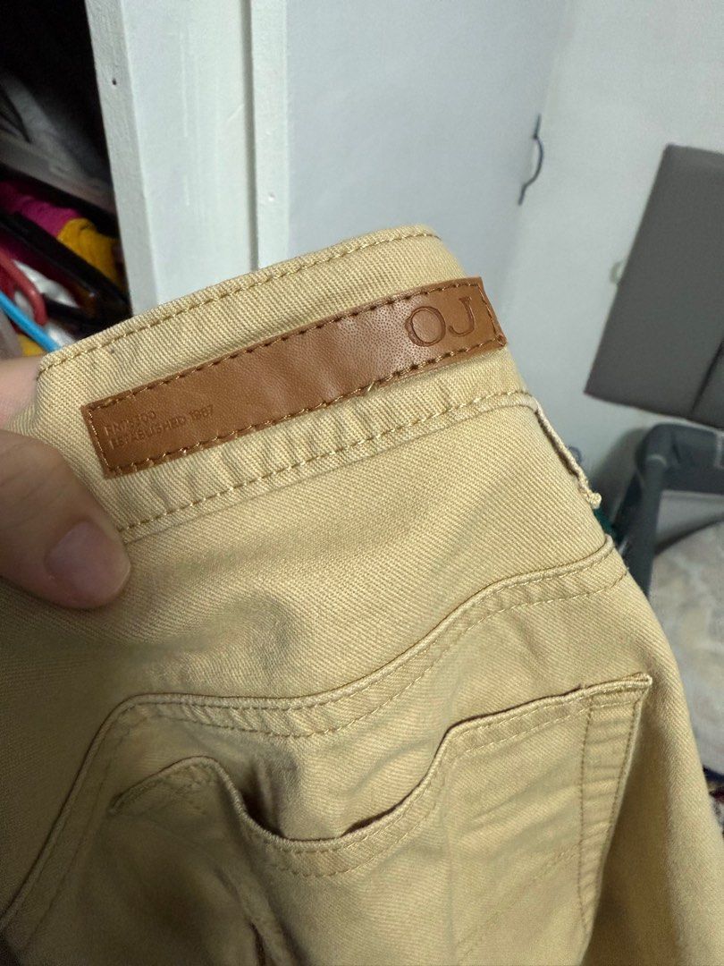 Khaki Chino Shorts (Bench) (Category: Shorts) located in Quezon City. Submitted by chi_declutters (Listing ID 1373835923, Image 3). Description: .