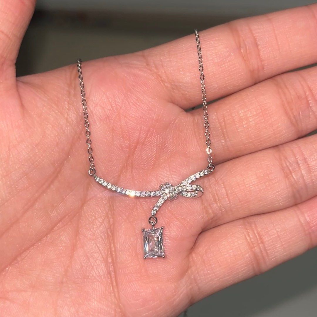 Klad Jewelry Set (Category: Necklaces) located in Manila. Submitted by tzui.dclutter (Listing ID 1373784000, Image 3). Description: Worn once for an event With box but no foam inside Original Price: ₱2299 Mode of Payment: Gcash/Maya/BDO/Seabank/Gotyme Shipping via SDD (lalamove/grab) LBC or Gogoexpress Location: Valenzuela City Message for inquiries.
