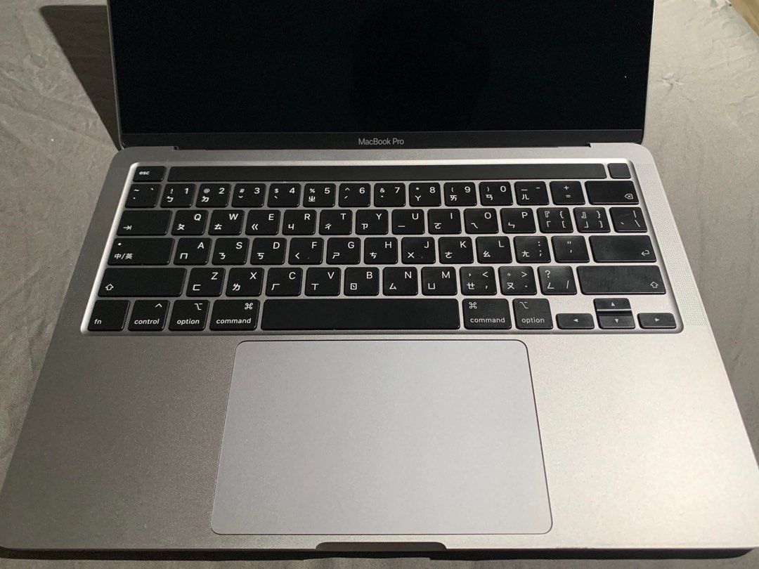 由 berlin.04 (刊登 ID 1373907733，圖片 2) 提交，位於 台北市 (Taipei) 的 MacBook Pro 2020 13吋 附贈蘋果原廠滑鼠 (類別：桌上電腦或筆記型電腦)，說明：2020年購入，電池健康 有輕微使用痕跡 附贈蘋果原廠滑鼠、電腦水晶保護殼 因使用頻率低故售出，價格可議 。