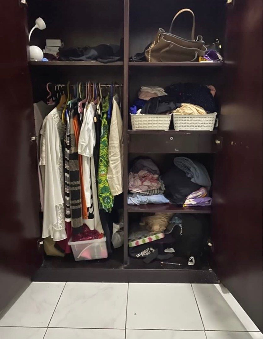 NETT ‼️ LEMARI JATI (Kategori: Furnitur Antik) berada di Depok. Dikirim oleh prettyblossom_id (ID iklan 1373627026, Gambar 2). Deskripsi: NETT 600 ribu ‼️ Paling murah se Carousell Dijual lemari jati pemakaian pribadi Kayu kokoh dan berat Masih sangat bagus Tinggi : 190cm Panjang : 122 cm Lebar : 53 cm Lokasi dekat Sekolah IT Nurul Fikri kelapa dua depok .