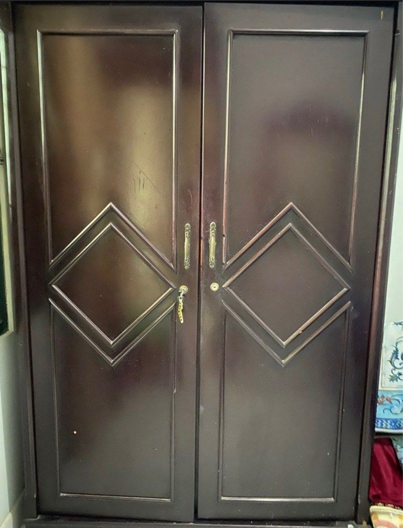 NETT ‼️ LEMARI JATI (Kategori: Furnitur Antik) berada di Depok. Dikirim oleh prettyblossom_id (ID iklan 1373627026, Gambar 1). Deskripsi: NETT 600 ribu ‼️ Paling murah se Carousell Dijual lemari jati pemakaian pribadi Kayu kokoh dan berat Masih sangat bagus Tinggi : 190cm Panjang : 122 cm Lebar : 53 cm Lokasi dekat Sekolah IT Nurul Fikri kelapa dua depok .