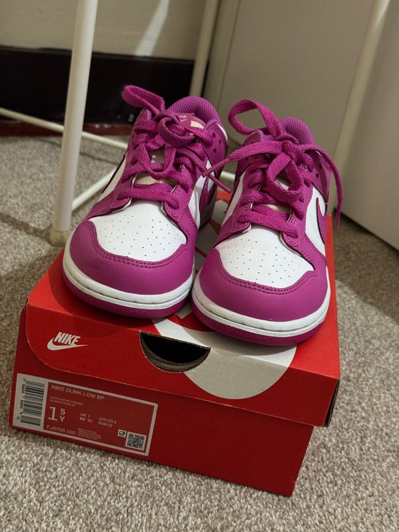 Nike Dunk low (Category: Babies & Kids Fashion) located in Makati City. Submitted by thriftyfive (Listing ID 1373901119, Image 2). Description: Used less than 5 times only. In good condition. Yellowish lang ung tongue part. Size on photo.