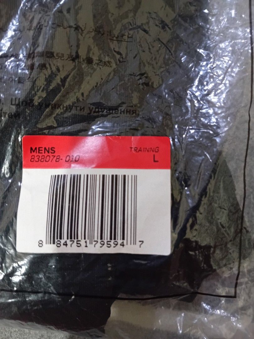 Nike Pro Compression long sleeve (Category: Activewear) located in Manila. Submitted by cleaner11 (Listing ID 1373937985, Image 3). Description: Brand New and Original Still in its packaging with tag RFS: not using long sleeves Last pic for reference.