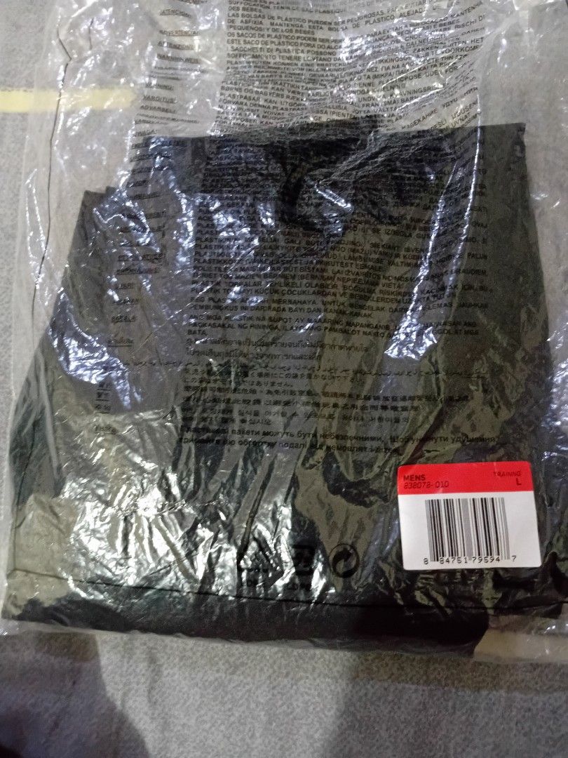 Nike Pro Compression long sleeve (Category: Activewear) located in Manila. Submitted by cleaner11 (Listing ID 1373937985, Image 2). Description: Brand New and Original Still in its packaging with tag RFS: not using long sleeves Last pic for reference.