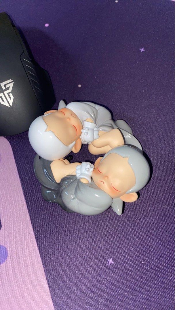 Popmart 14th Anniversary Dual Extremities (Category: Designer & Blind Box Toys) located in Rizal. Submitted by pinatoi (Listing ID 1373870844, Image 3). Description: Popmart Zsiga Twins Dual Extremities With box foil card Open for swap! Crybaby or hirono Location: Upper Antipolo/Marikina.