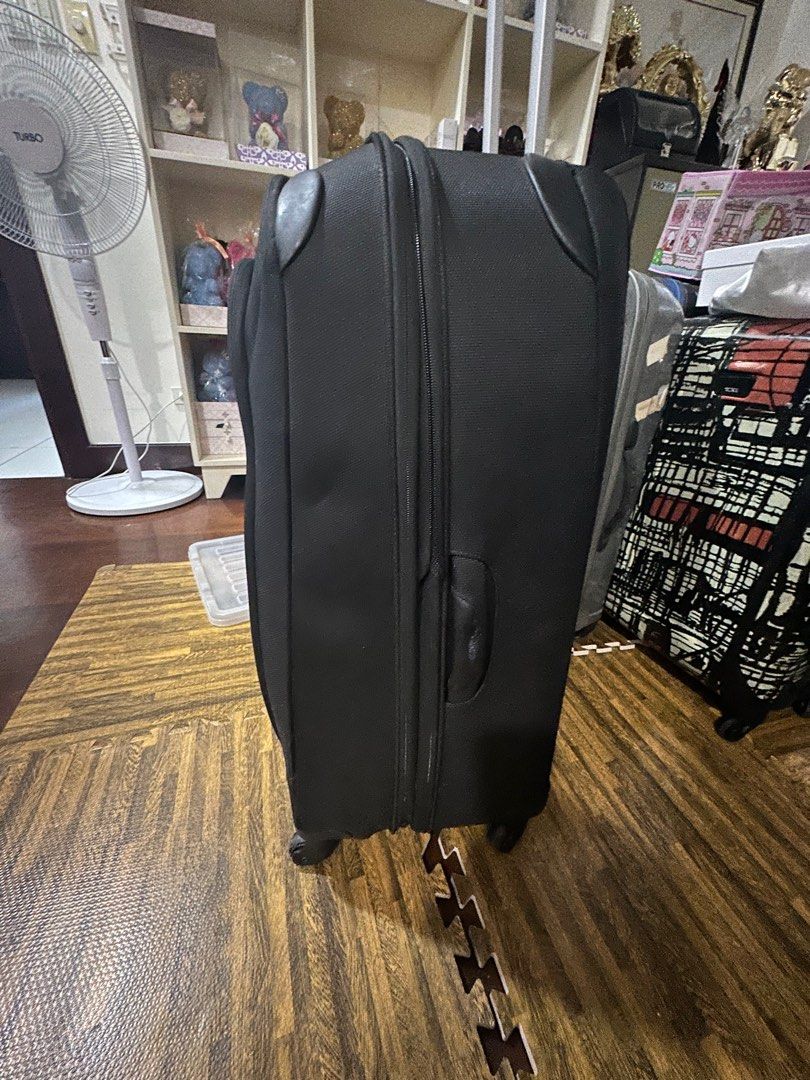 Samsonite Black Spinner Large Suitcase (Category: Luggage) located in Manila. Submitted by onestopboutique (Listing ID 1373774041, Image 3). Description: .