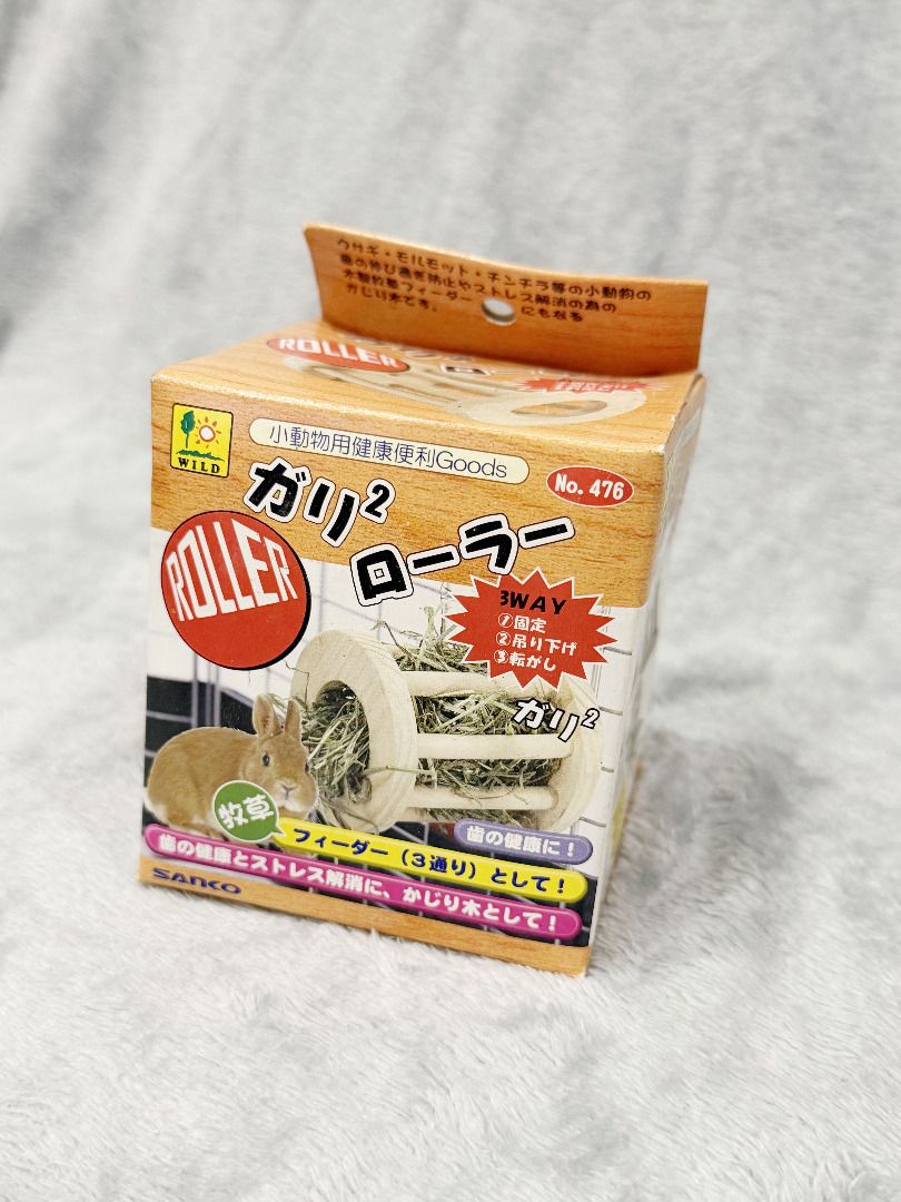 由 vvadrian (刊登 ID 1373863845，圖片 3) 提交，位於 台北市 (Taipei) 的 (全新)日本Sanko 小動物用覓食滾輪 滾軸木製玩具(兔子 刺蝟 天竺鼠 龍貓 蜜袋鼯 倉鼠_ (類別：寵物及其他)，說明：350左右購入 適合小寵物 裡面可以放牧草 可掛著 也可鎖在籠子旁 用來保持寵物牙齒健康並緩解壓力！ 小寶貝上天堂了 用不到 便宜賣給需要的寶貝 歡迎聊聊喔 品牌 WILD SANKO 尺寸：約直徑85×長95mm 附件：1個固定器/1條吊鏈條。