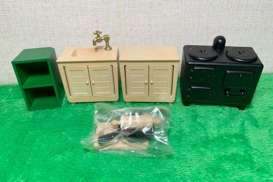 Sylvanian Families Vintage Kitchen Set (Category: Kids Toys) located in Pasig City. Submitted by paisleybox (Listing ID 1373908262, Image 3). Description: Sylvanian Families Vintage Kitchen Set 1985 Collectible Set Payment: GCash, BDO. Cross posted .