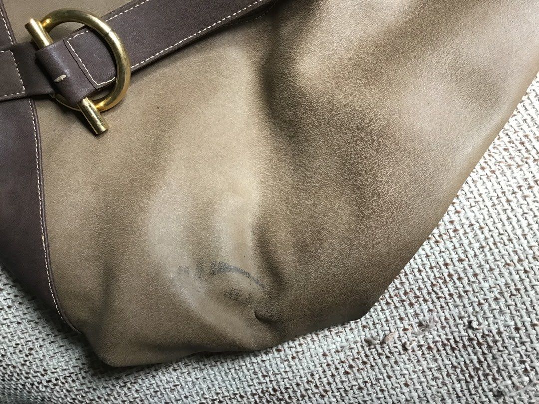 Sylvia Santos Leather Bag (Category: Shoulder Bags) located in Manila. Submitted by carou35896 (Listing ID 1373866928, Image 3). Description: there is a slight stain on the side of the bag.