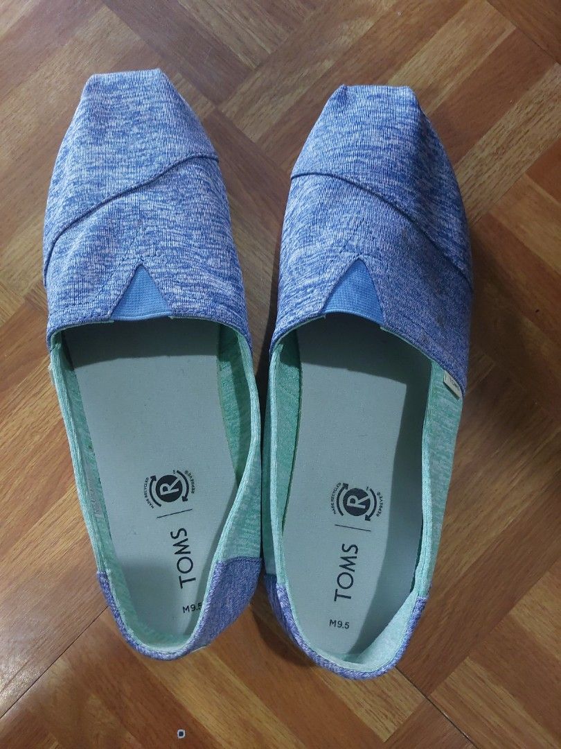 Toms slip on (Category: Slippers & Slides) located in Manila. Submitted by time07 (Listing ID 1373788188, Image 1). Description: Toms Classic 10014988 Blue Canvas Slip On size 9.5 - see pics rfs - doesn't fit. bigay lang sakin ng sister ko hoping na magkasya. suggest to check the item personally para makita niyo condition (which is very good) and the size kung kayo mismo ang susuot.